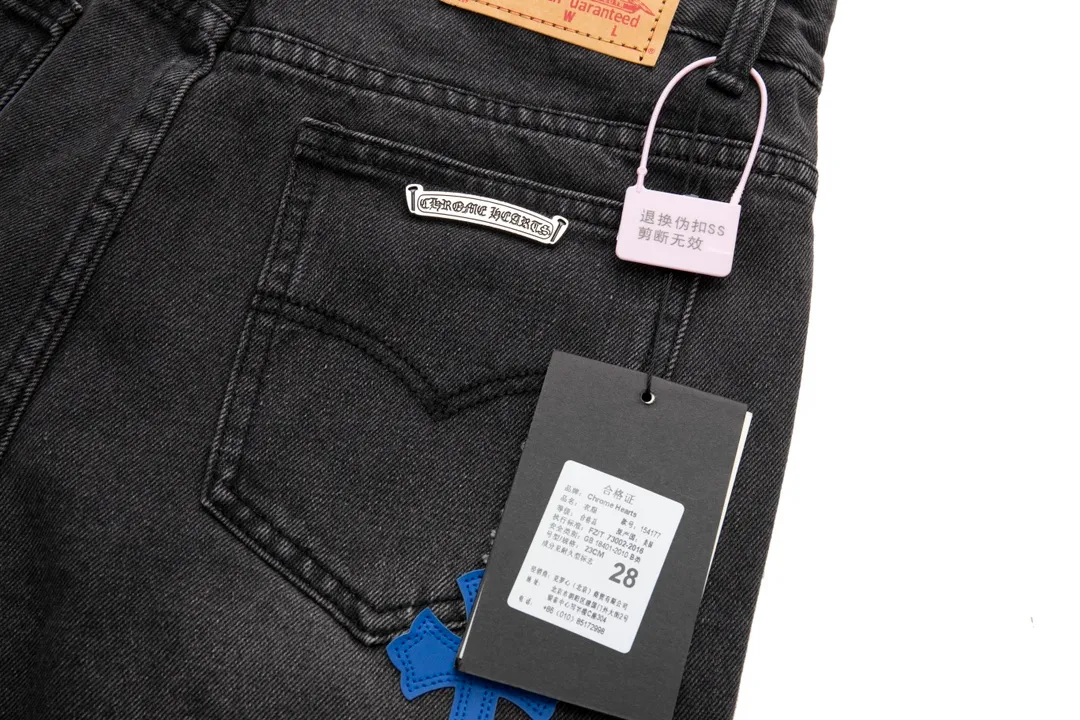 P210 [Next day] Chrome Heart cross patchwork leather jeans Top-notch heavy-duty washing process Calfskin laser-cut cross Distressed silver hardware Straight-leg version makes the upper body slimmer High-end quality distinguishes the market currency Color: Black Size: S M L XL Detailed sizes can be found in Figure 9